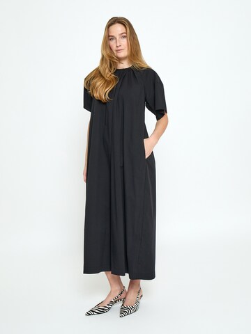 Peppercorn Mekko 'Otana' värissä musta: etupuoli