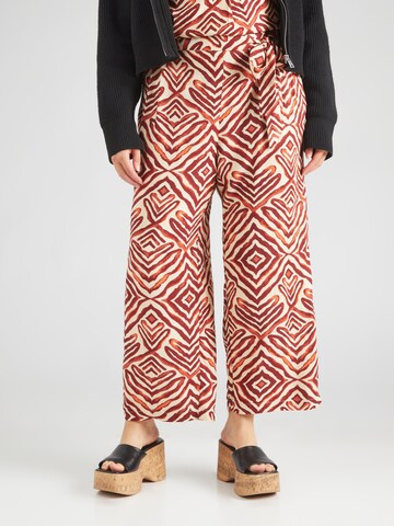 Loosefit Pantaloni con pieghe 'CARSHILLA' di ONLY Carmakoma in marrone: frontale