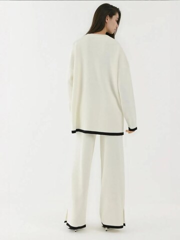 Completo pantalone di Hiccup in bianco