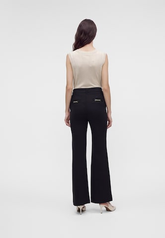 Evazați Pantaloni 'CHRISSY' de la GUESS pe negru