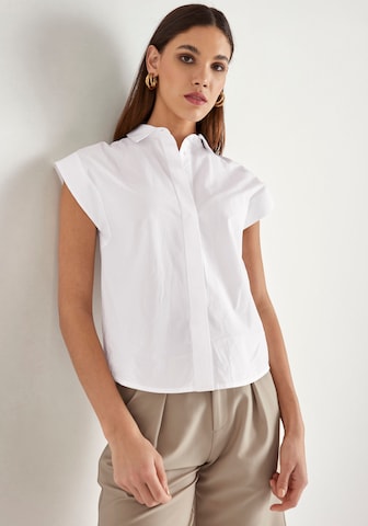 HECHTER PARIS Blouse in White: front