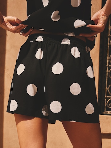 Next Regular Shorts in Schwarz