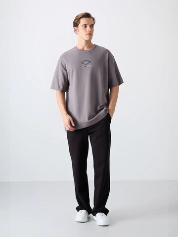 Maglietta di Tommy Life in grigio
