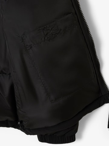 LACOSTE Winterjacke in Schwarz