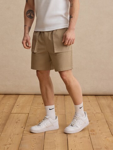 DAN FOX APPAREL Regular Shorts 'Yunus' in Braun: predná strana