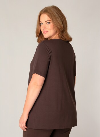 BASE LEVEL CURVY T-Shirt in Braun