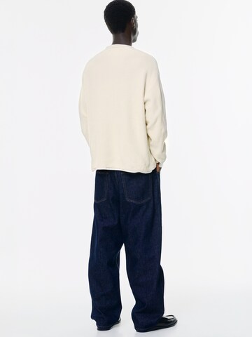 Pulover de la Pull&Bear pe alb