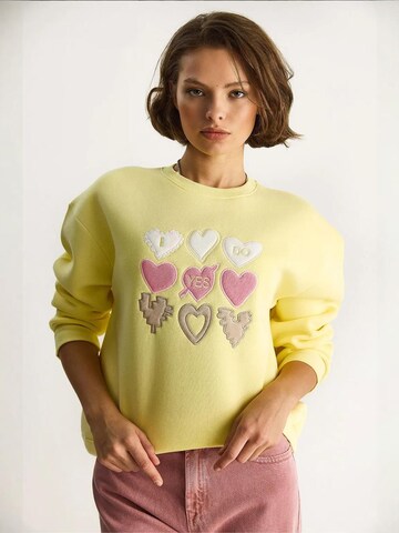 Bianco Lucci Sweatshirt in Yellow