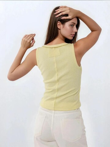 Top di Hiccup in giallo