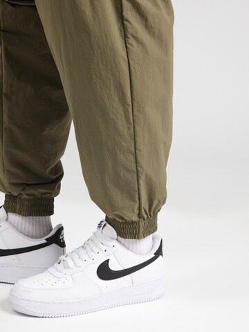 Tapered Pantaloni 'CLUB' de la Nike Sportswear pe verde