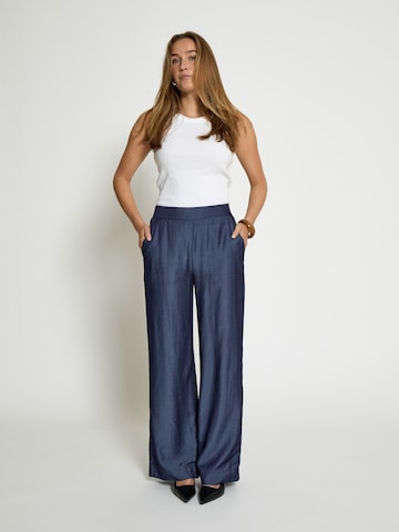 Wide leg Pantaloni 'Bea' di Peppercorn in blu