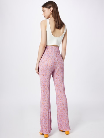 Flared Pantaloni di Monki in lilla