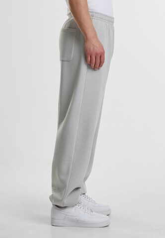 Tapered Pantaloni di Urban Classics in grigio