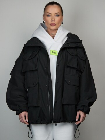 QWX2 Functionele jas 'Oversized Softshell Jacket – Structured / Weather-Resistant' in Zwart: voorkant
