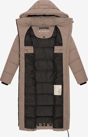MARIKOO Toiminnallinen pitkä takki 'Nadeshikoo XVI' värissä ruskea