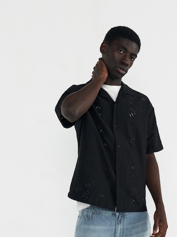 Fit confort Chemise Pull&Bear en noir : devant