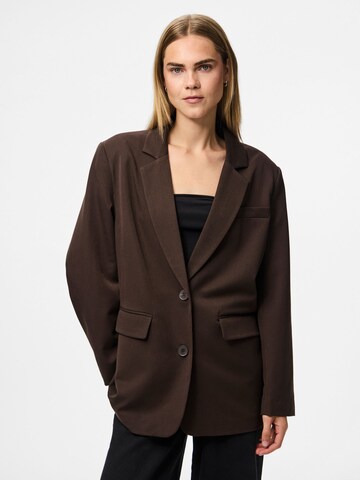 Blazer 'PCKamil' PIECES en marron : devant
