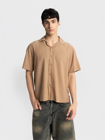 Fit confort Chemise Giesto en marron : devant
