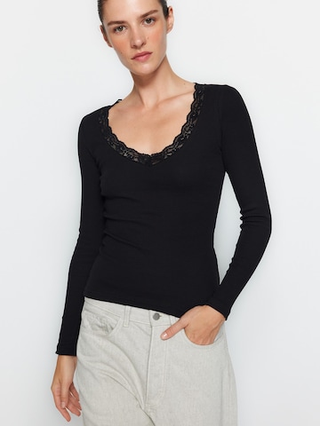 Tricou de la Trendyol pe negru: față