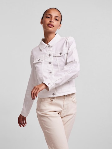 PIECES Between-Season Jacket in White: front