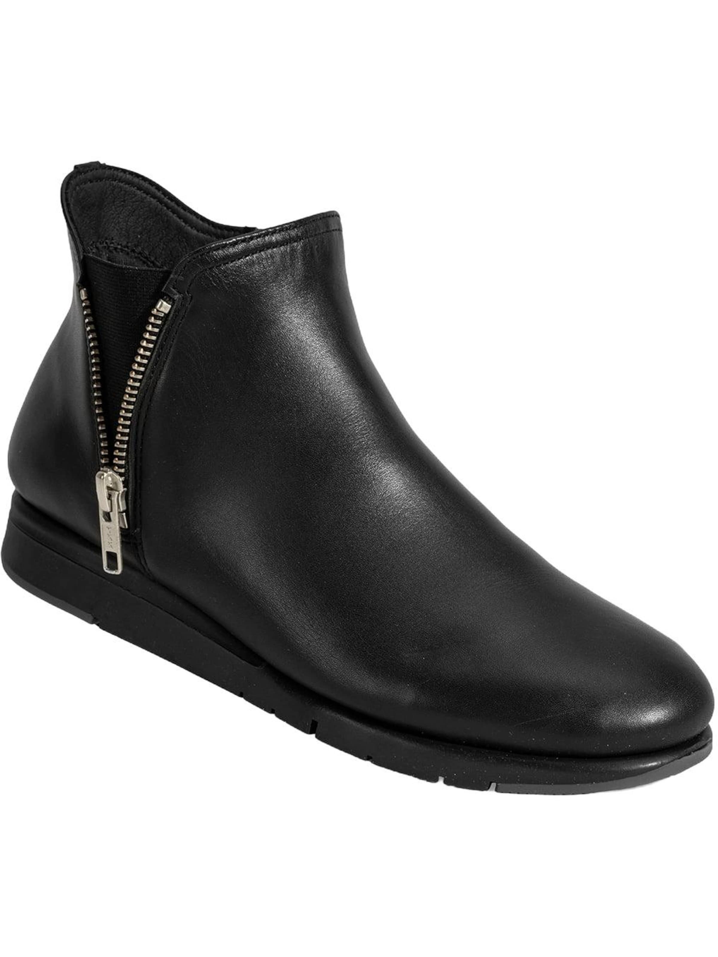 Desa Boots in Black: front
