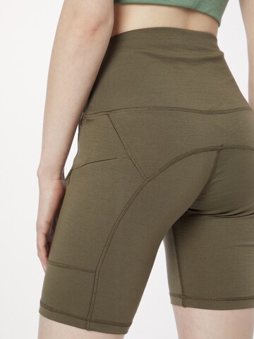 Skinny Pantaloni sportivi 'W ALPINE ACTIVE SHORT' di super.natural in grigio