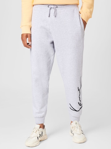 Effilé Pantalon Karl Kani en gris : devant