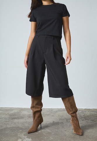 Wide leg Pantaloni cutați 'GREAT' de la SISTERS POINT pe negru