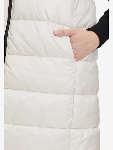 Amber & June Bodywarmer in Beige