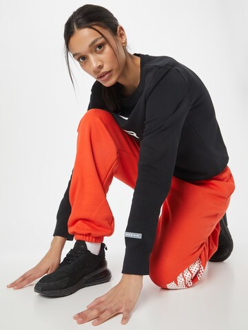 raudona Nike Sportswear Siaurėjantis Kelnės 'EMEA'