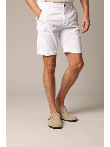 Coupe slim Pantalon 'VARTY' Deeluxe en blanc : devant