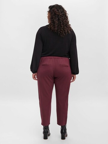 Regular Pantalon à pince 'Eva' Vero Moda Curve en rouge