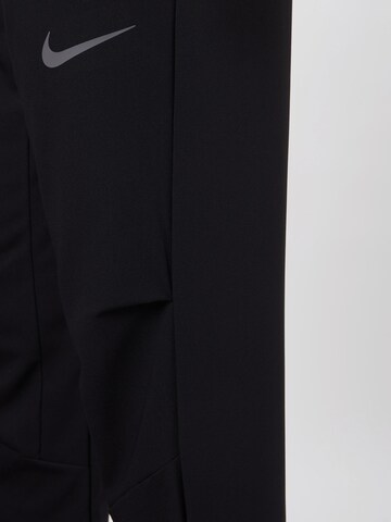 Slimfit Pantaloni sport de la NIKE pe negru