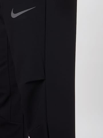 Slimfit Pantaloni sportivi di NIKE in nero