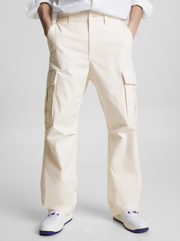 Tommy Jeans Regular Cargo Pants 'Aiden' in White: front