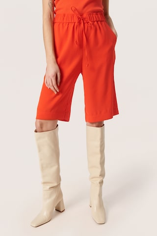 Loosefit Pantaloni 'Shirley' di SOAKED IN LUXURY in rosso: frontale