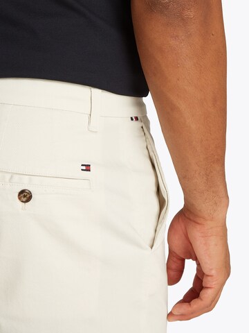 Regular Pantaloni eleganți 'HARLEM' de la TOMMY HILFIGER pe alb