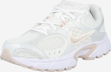 Baskets basses 'V5' Nike Sportswear en blanc : devant