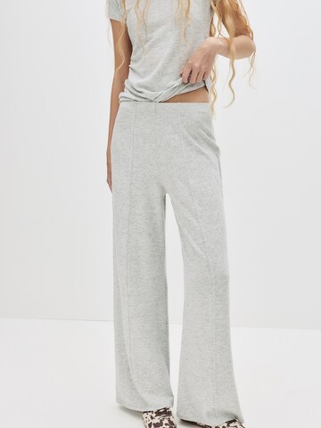 Pull&Bear Wide leg Trousers in Grey: front