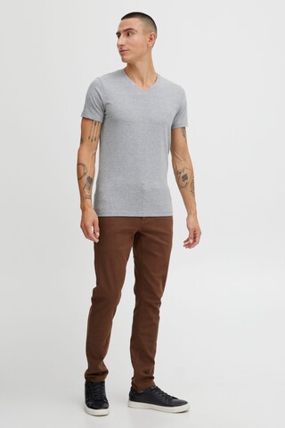 Casual Friday Slimfit Chino 'Phil' in Bruin: voorkant
