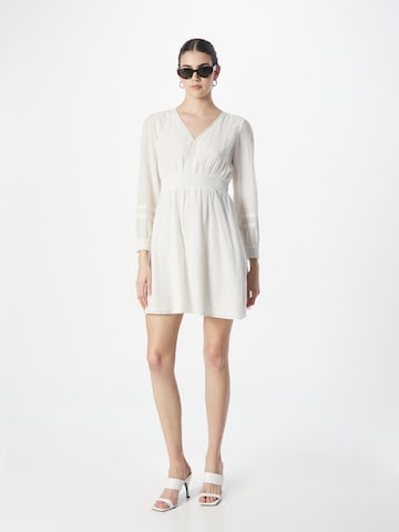 Robe 'Thea' ABOUT YOU en blanc