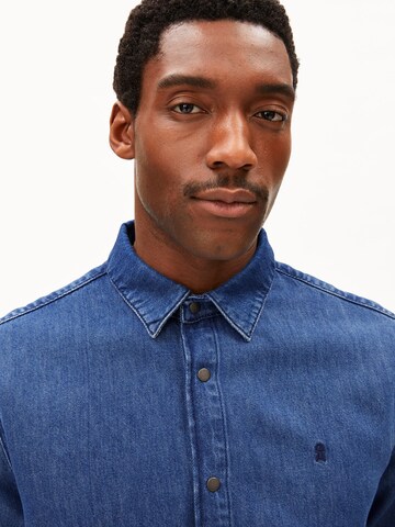 Coupe regular Chemise ARMEDANGELS en bleu