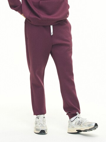 DRILLS Apparel Tapered Broek 'RECREATION Scuba Jogger' in Rood: voorkant