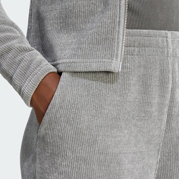 ADIDAS ORIGINALS Zvonové kalhoty Kalhoty 'Prem Ess' – šedá