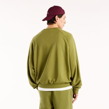 Felpa 'Trackside French Terry Crew' di new balance in verde