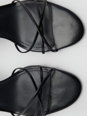 Sandales à lanières 'Zazo' MANGO en noir