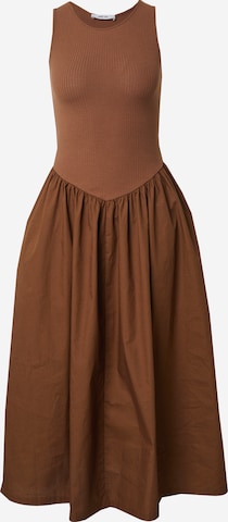 ABOUT YOU Jurk 'Pace' in Bruin: voorkant