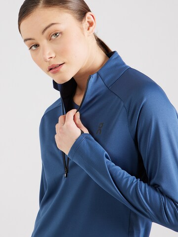 On Sportshirt in Blau