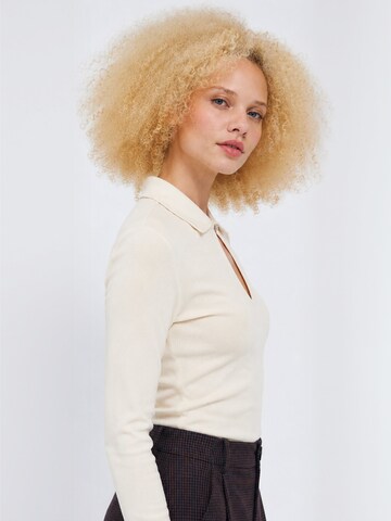 Tricou ' Isabellcras ' de la Crās pe alb: lateral