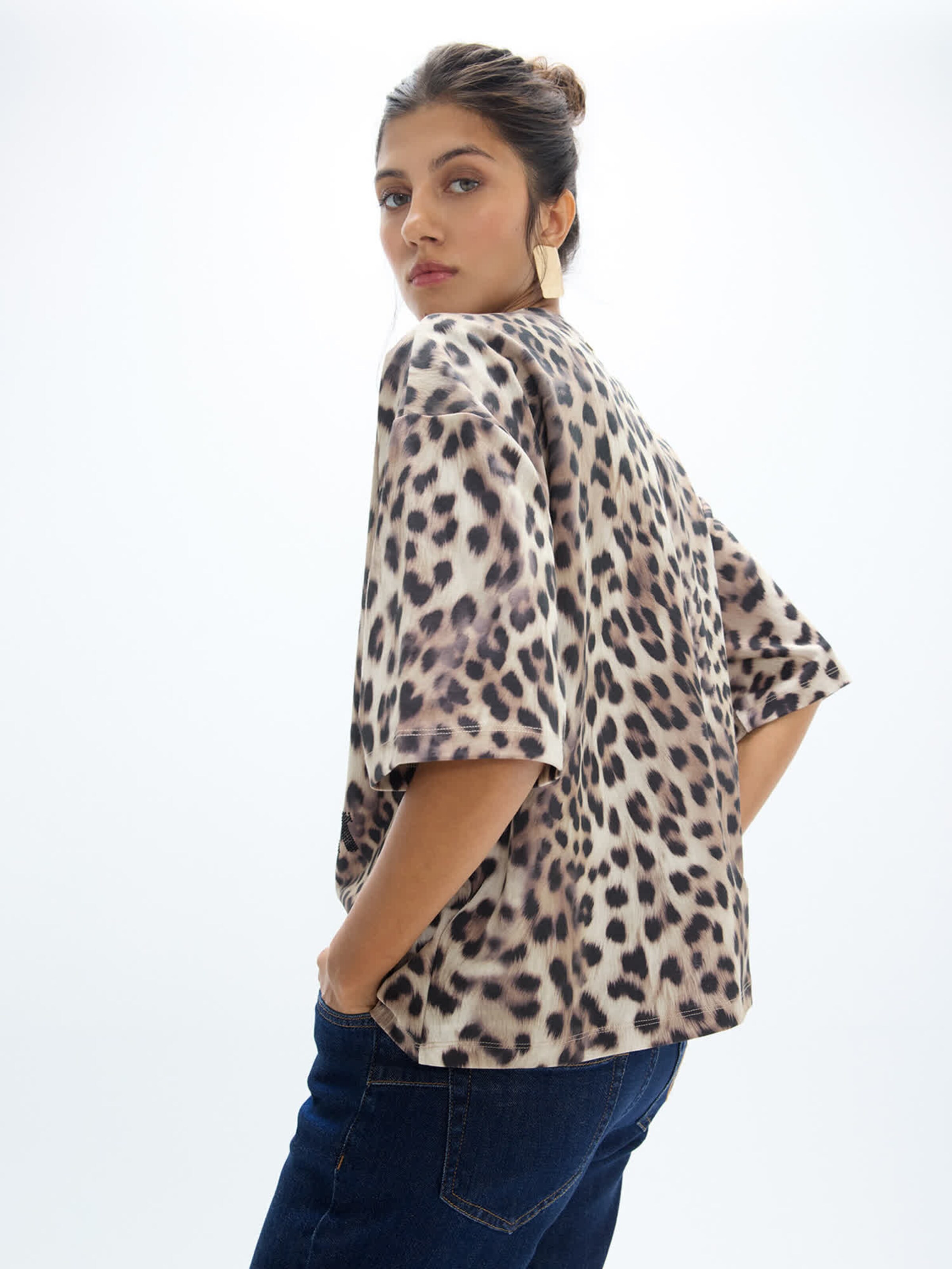 Lola Casademunt - Camiseta en marrón: lado